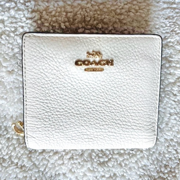 Coach Snap Wallet Leather White Gold MSRP $178 - Picture 1 of 5